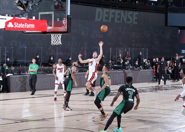 34歲老將關鍵時刻定軍心，連得5分殺死比賽，巴特勒讚他為領袖