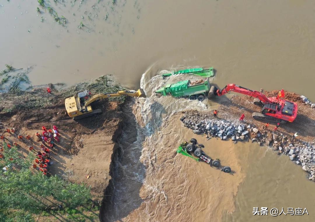 为什么河南要拿几十万一辆的大卡车堵决口？98年还用过火车和轮船
