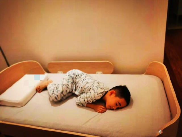 應采兒曬照感慨兒子長大，小小春睡姿花樣百出，小床快裝不下長腿