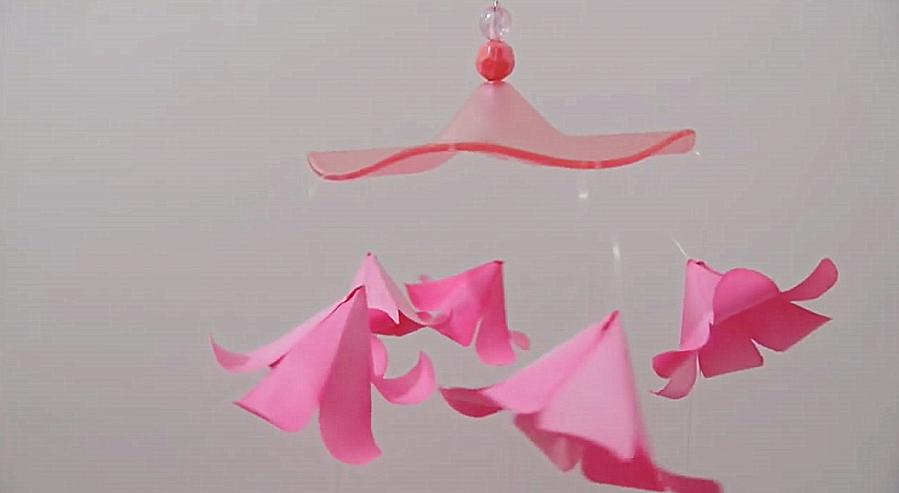 纸艺小课堂,带你学习如何制作纸花风铃的方法,非常简单!