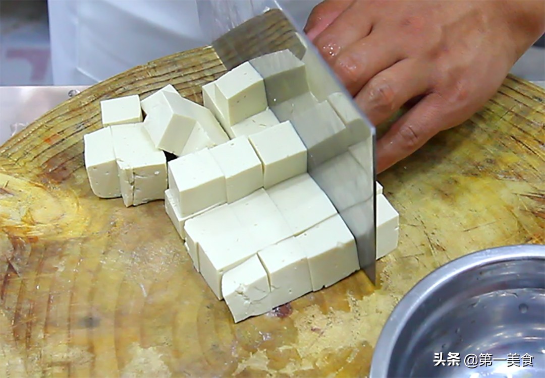 图片[2]-鸭血烧豆腐要不要先焯水 很多人都不知道 厨师长教你正确做法-起舞食谱网