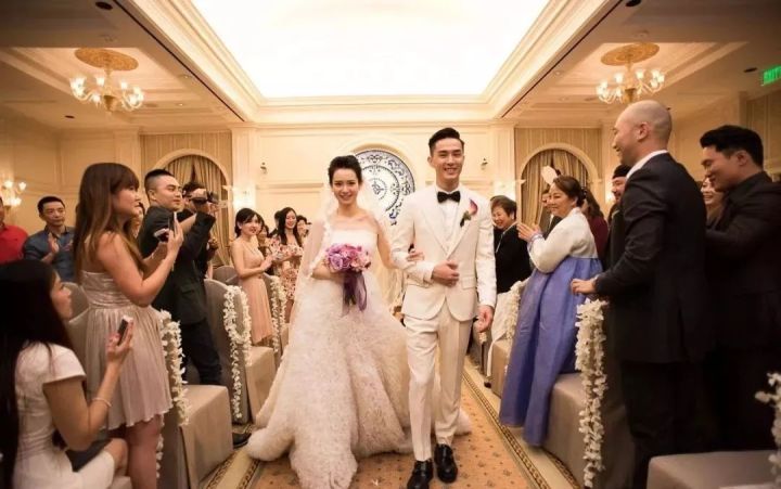 单亲家庭长大，出道14年，爱情事业双丰收｜戚薇