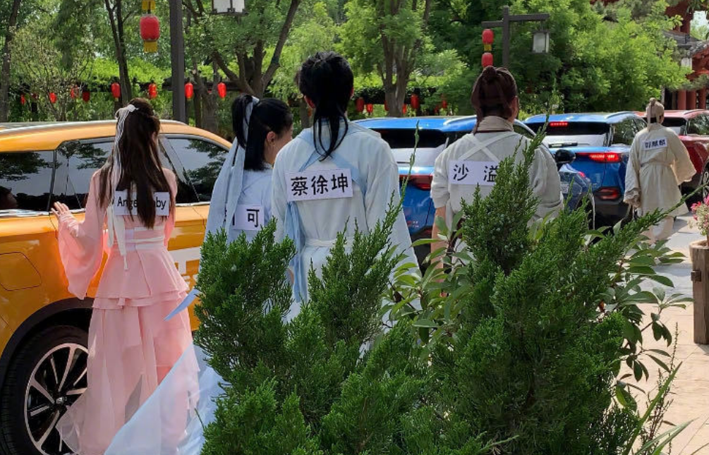 奔跑吧成员挑战古装造型，郭麒麟蔡徐坤互动活力十足，胡可也来了