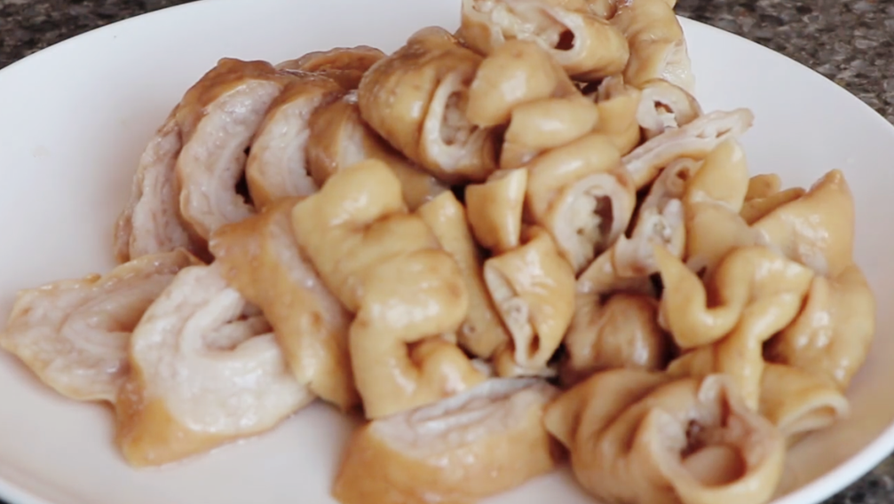 干煸肥肠真的太好吃，详细做法教给你，外焦香里嫩，没有一点腥味