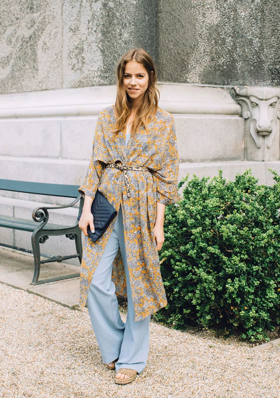 赌王四太梁安琪60岁还有料！穿红裙侧身看像“过