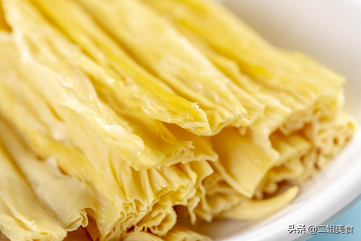 泡发腐竹，别只会用清水，牢记3个步骤，半小时搞定，弹润有韧劲