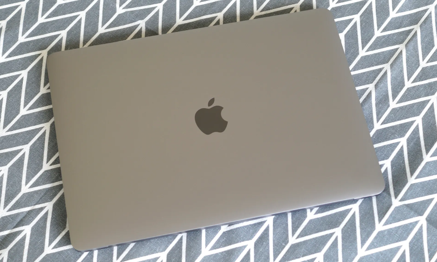 看热闹！最新款13寸MacBook Pro测评：特性提高了15％｜但却已不出色