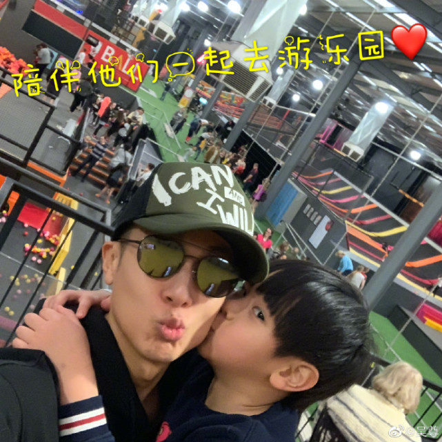 吴尊10岁女儿做亲子装，neinei戴眼镜认真染色，一家人逛街超拉风