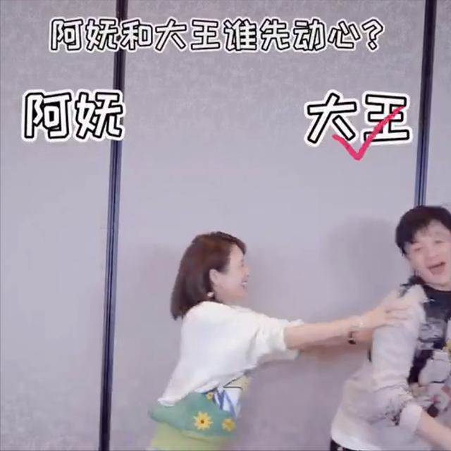 周一围章子怡私下互动太甜！搂腰拥抱不避嫌，网友：不怕朱丹生气