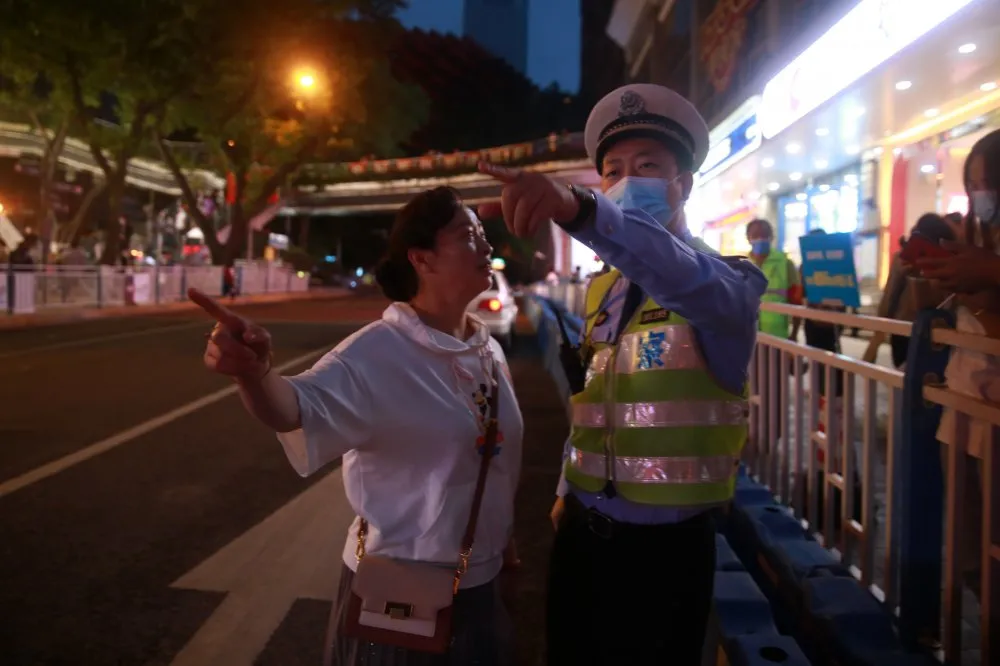 重庆|节日我在岗丨渝中交巡警坚守岗位，保畅通、护平安！