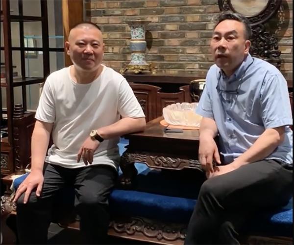 他没有正式师承，但相声表演令侯耀文师胜杰折服，也受郭德纲认可