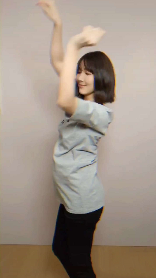 李亚男挺孕肚热舞，全程扭腰摆臀甩头动作超大，网友：小心宝宝