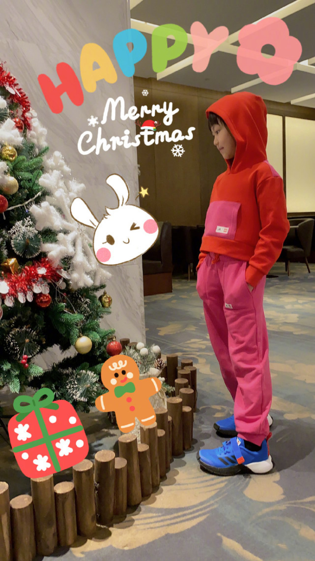 蔡少芬晒母女合照自称超模，二女儿长相酷似张晋，满满高级感