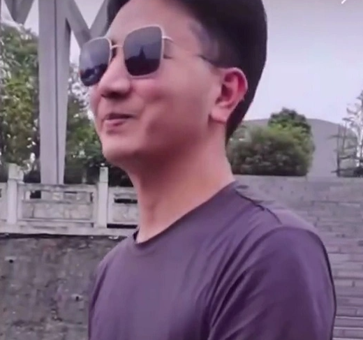 林生斌新文身有蹊跷，称赞自己是真正的勇士，朱舅舅发图回应