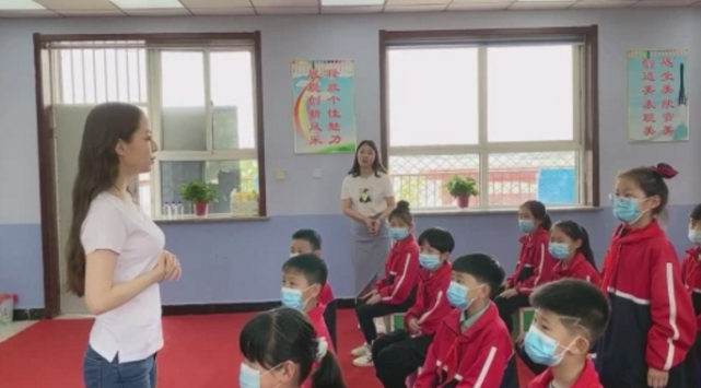 吉娜罕與爸爸出席活動，產後三月比懷孕前還瘦，父女同框顏值超高