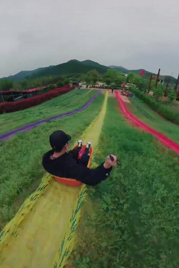 張晉帶兒子玩彩虹滑道，樂兒頭髮被吹成中分，臉嚇得通紅表情淡定