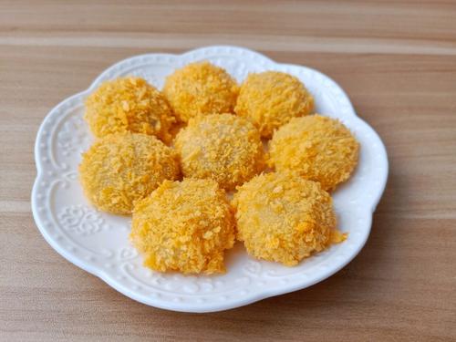 過年炸湯圓，直接下鍋容易炸，多加1步，不炸不裂，香脆酥糯