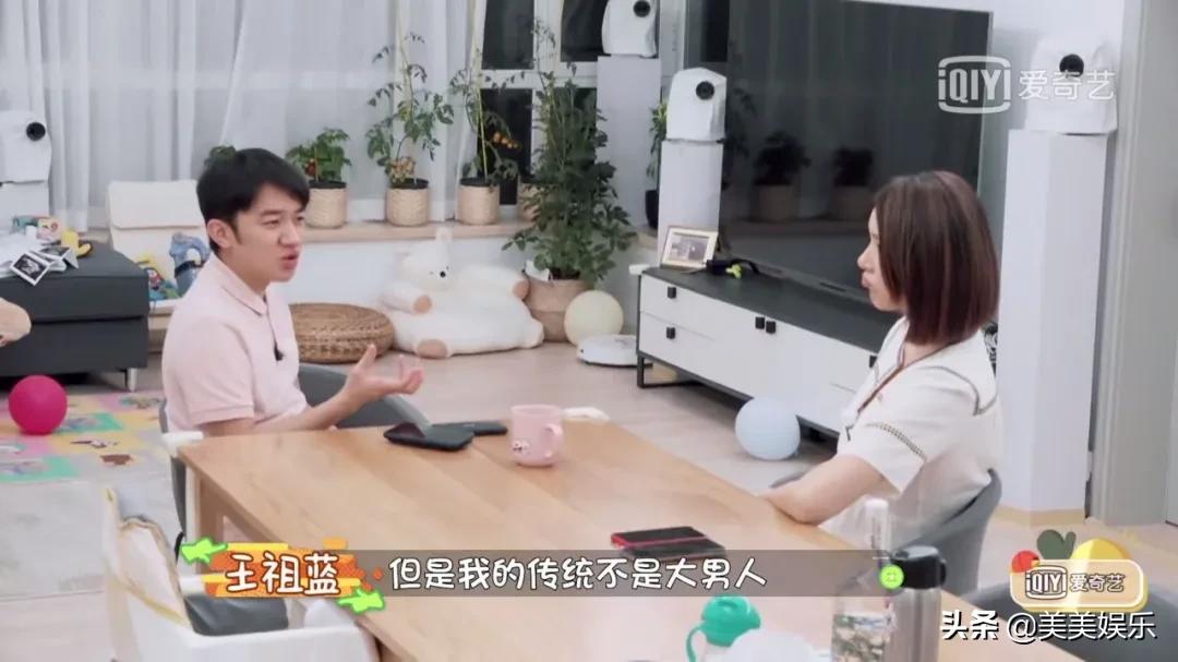 王祖藍曬全家福官宣二胎，小女兒正臉曝光，寵妻狂魔變女兒奴