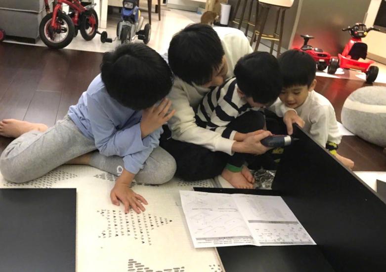 图文 Amp Quot 不老男神 Amp Quot 林志颖和三个儿子一起组装鞋柜 K 林志颖三兄弟相册 Www Bagua5 Net