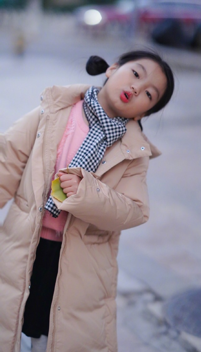 阿拉蕾近照，小胖妞出落成大姑娘了，长高变美越来越有明星范儿了