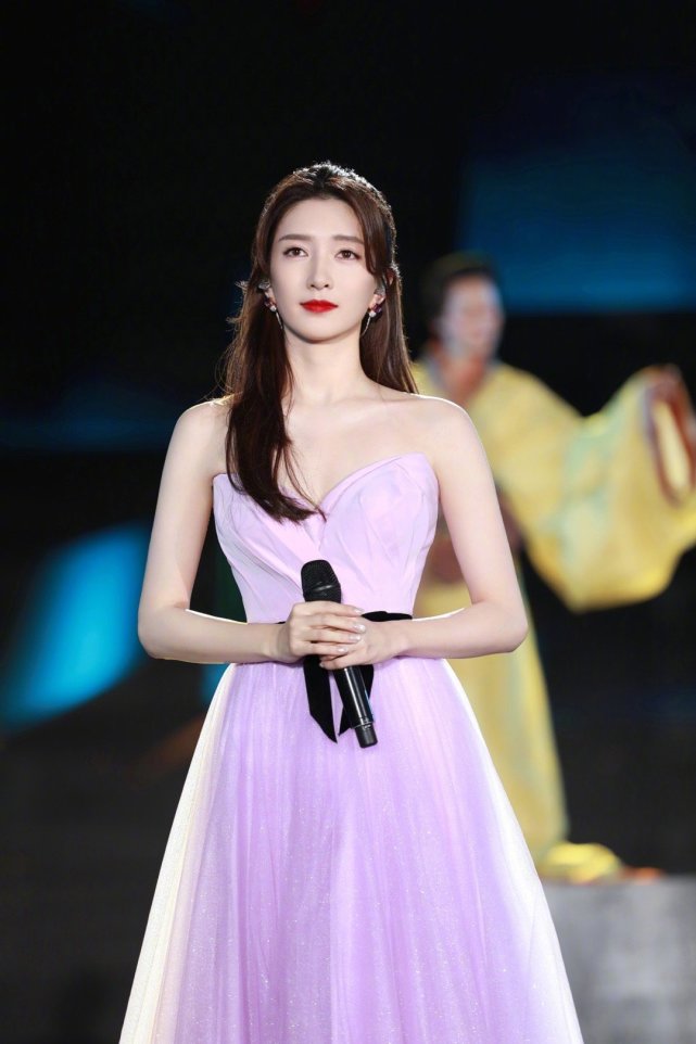 央视中秋晚会：张含韵造型好仙！邓紫棋成背景板，关晓彤惊艳众人