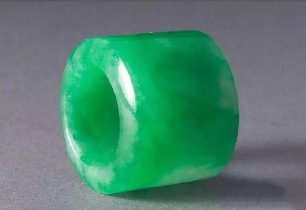 小伙80万买翡翠扳指，大家都觉得是假货，专家却