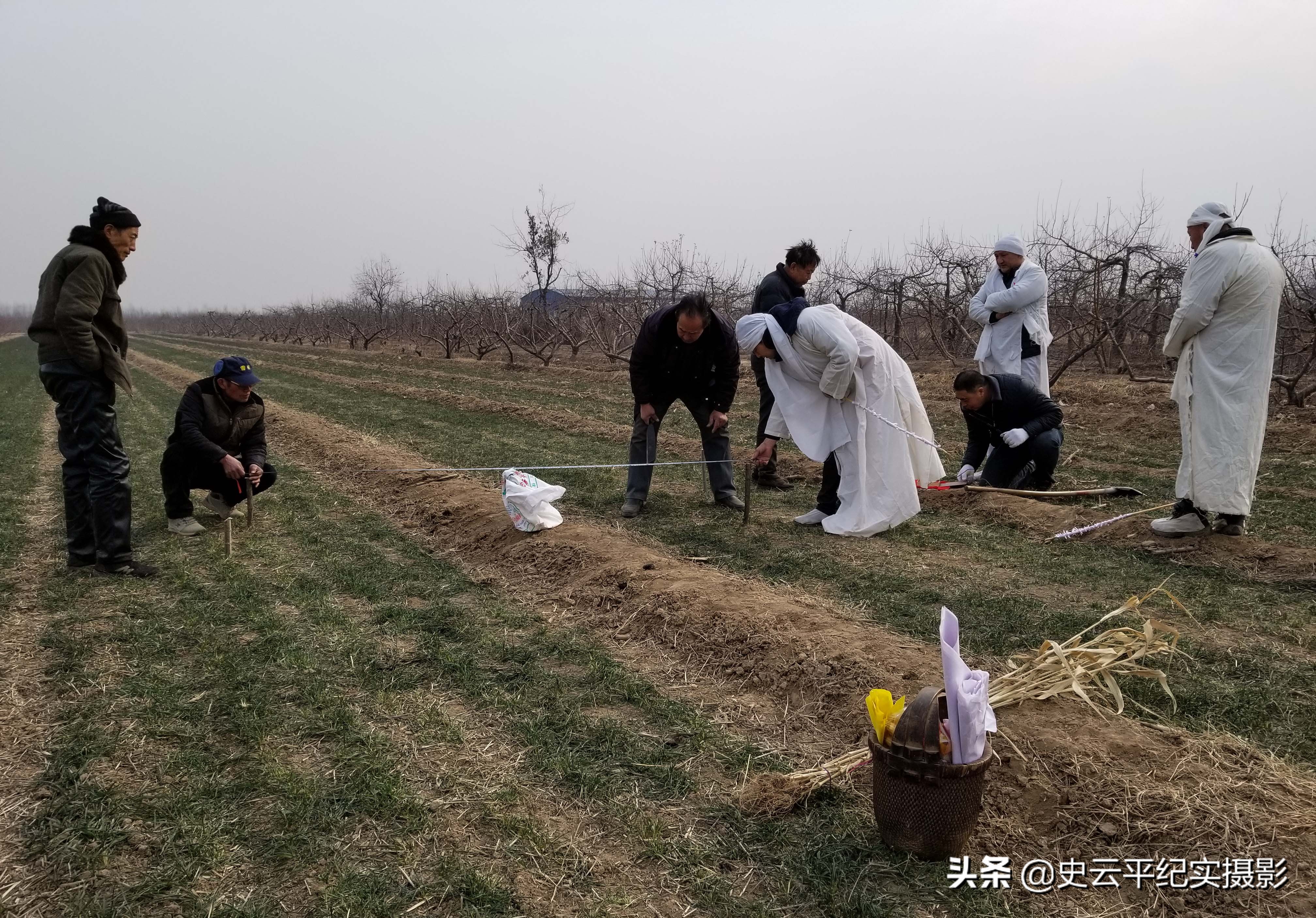 农村老人去世先生用高科技在地里规划坟院，这种风俗看你见过吗