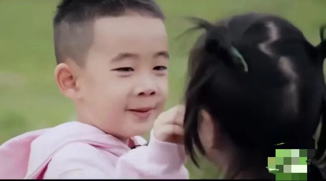 應采兒兒子近照罕爆，豪宅內跺腳被質疑擾民，當眾擦屁股不雅觀