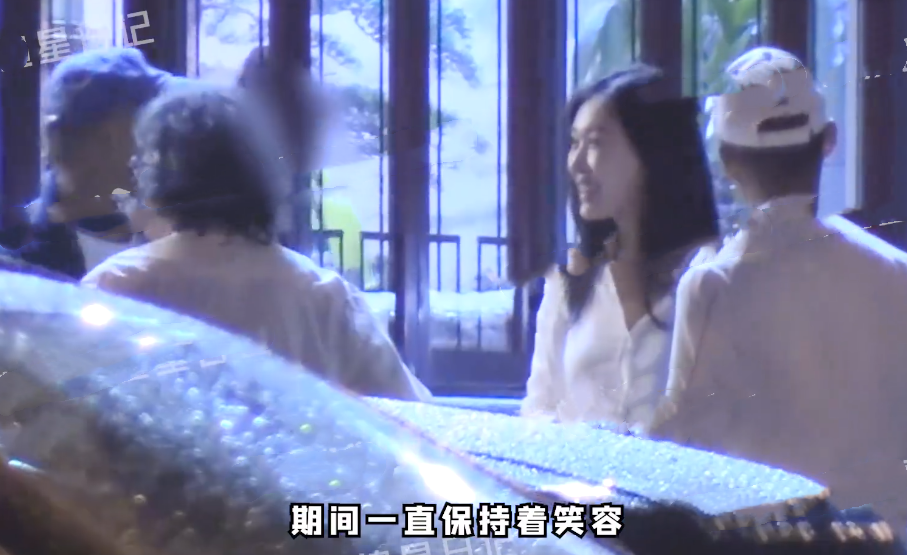 70岁王石身材消瘦撑不起衬衣！携田朴珺与友聚餐，娇妻保养似少女