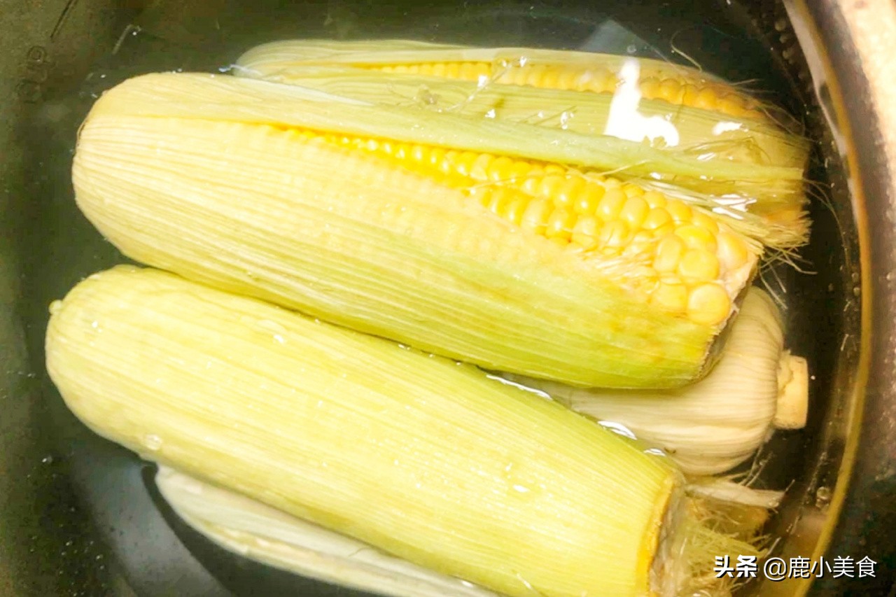 煮玉米別只簡單水煮，多加2樣調料，玉米又香又甜，水嫩更有營養