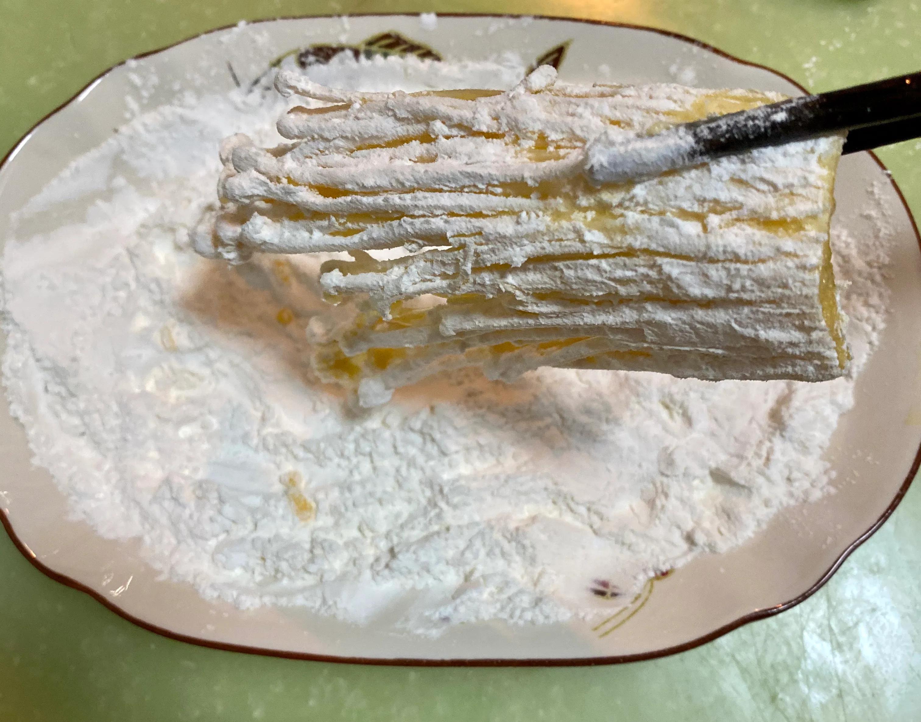 金針菇這樣炸著吃，酥的掉渣，成本不足5塊錢，老公說好像發財樹