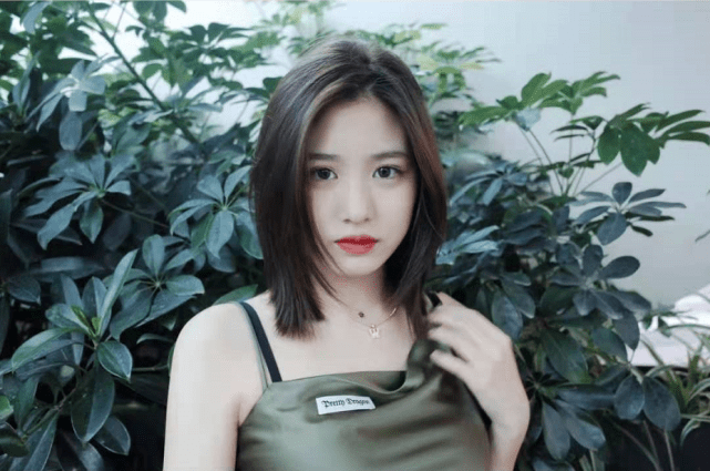 汪峰大女儿近照曝光，16岁小苹果化浓妆衣着性感，气质显成熟