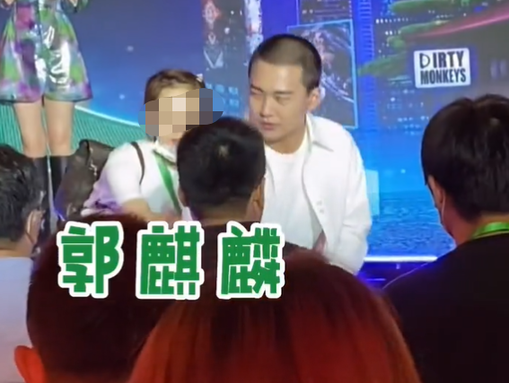 郭麒麟模仿于和伟经典鬼畜动作，模仿太像，迟到被抓包表情好尴尬