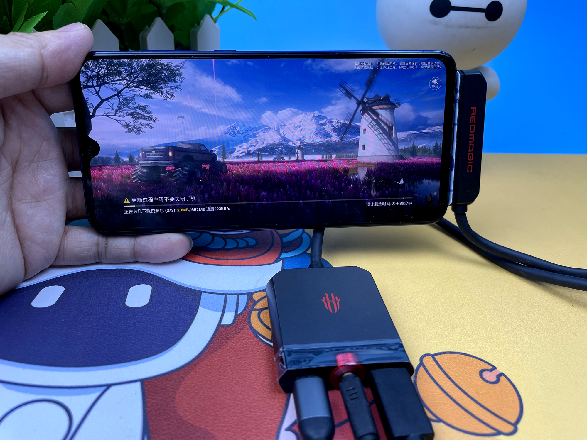 充电、投屏、听声三不误，红魔手游拓展坞