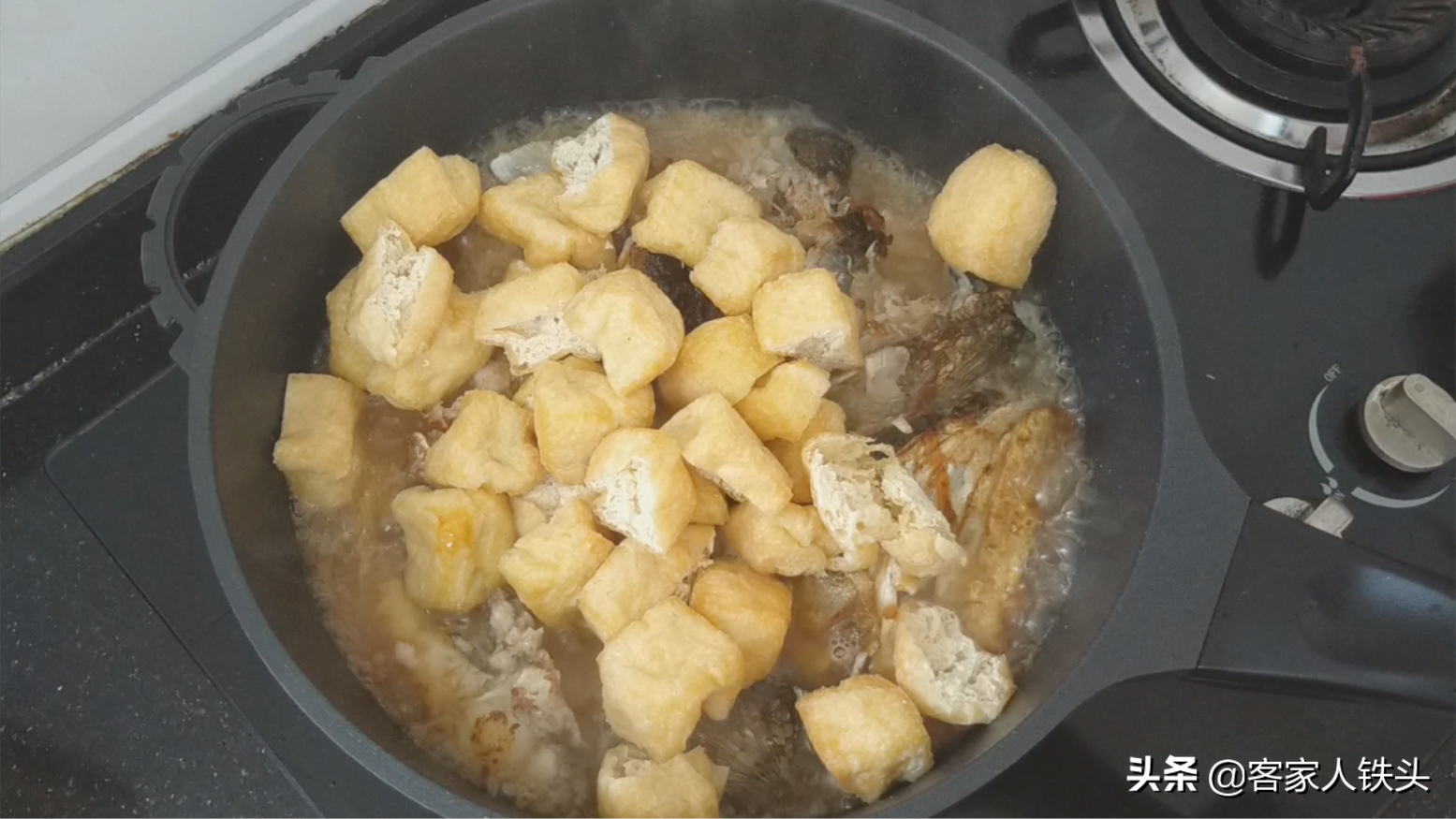 客家油豆腐配上1个鱼头，一道费饭菜做法，又香又滑闻到都流口水