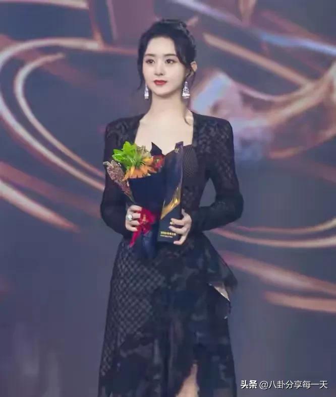 礼服差距：热巴穿五年前旧款？杨幂穿十年前旧