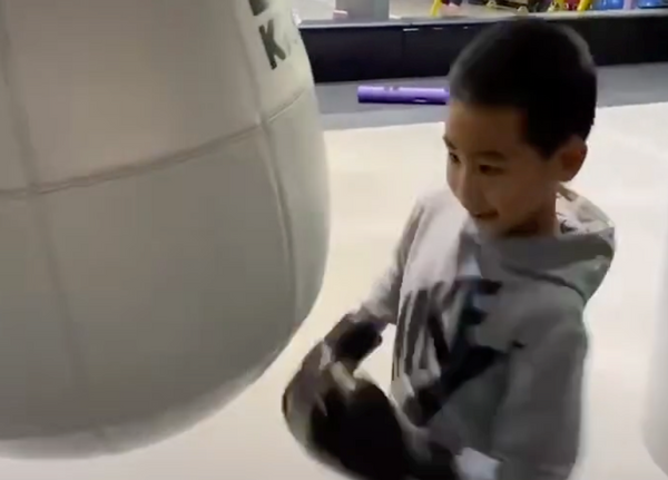 巨星赵文卓晒娃，儿子体商随爸爸，女儿年花80万留学也超优秀