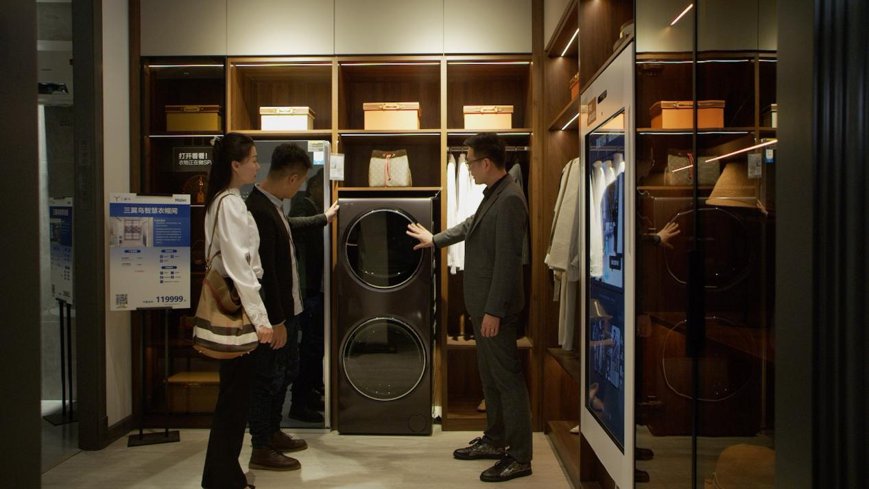 体验店里开麦挑战！体验挑战她表示,店里岛城三翼鸟为她定制智慧生活解决方案后,三翼鸟的主动服务,让她的生活放松了许多,于是便把自己的感受写到了歌中。观点判断保持中立，开麦<strong></strong>岛城市民争做《三翼鸟》K歌之王