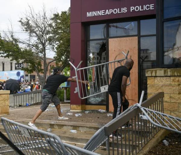 美抗议活动失控，多地开始爆发混乱，美军转移