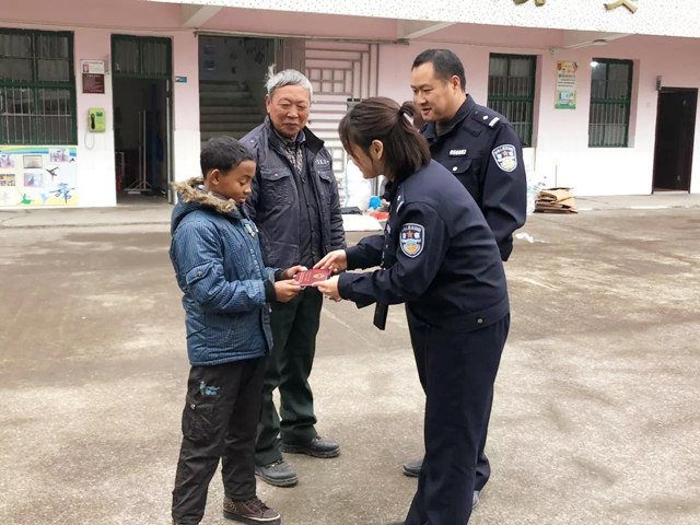 一个非洲黑人小孩，出现在中国一处偏远山村里，好心奶奶收养了他
