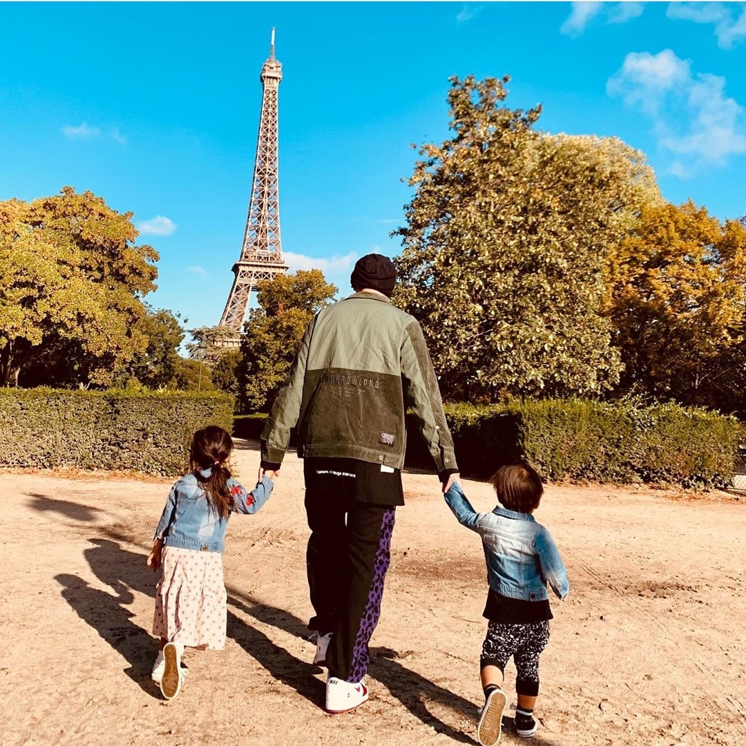 周杰伦时隔4年再晒父女牵手照，海瑟薇身高瞩目，时髦气质似昆凌