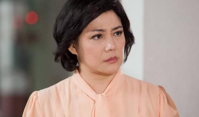 她一生未婚未育，因拍戏累倒去世，捐赠器官救