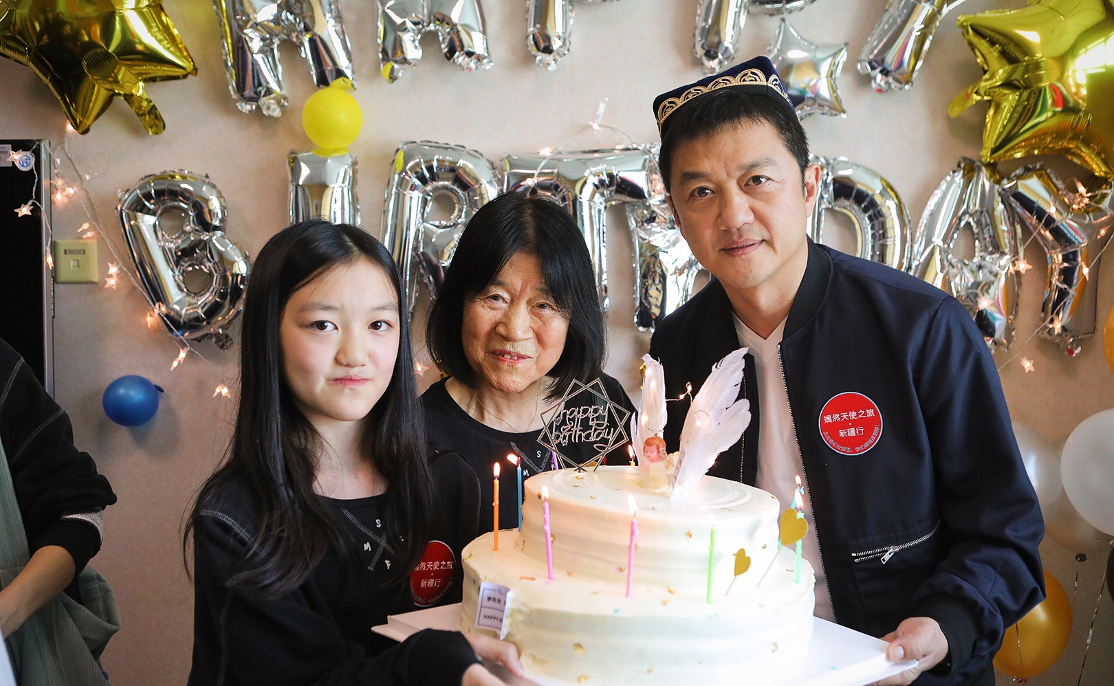 李嫣踩点晒父女相拥照为父庆生，李亚鹏幸福感慨：养女当如李宝嫣