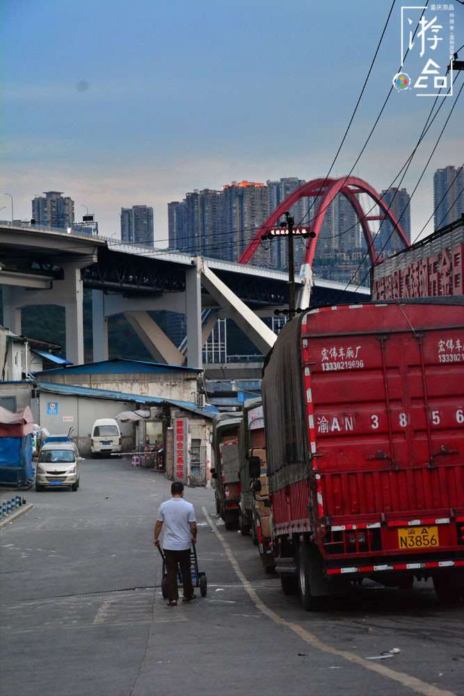 重庆渝中的”城中村“：龙蛇混杂的菜园坝，摩的和算命人纠缠不清