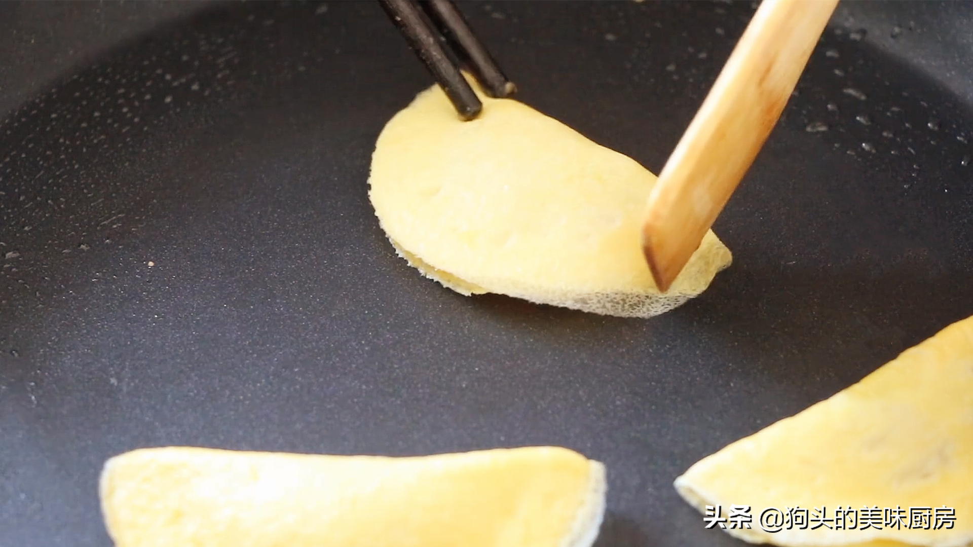 蛋餃用這個方法做，個個圓潤好看，簡單又方便，直接吃燉湯都可以