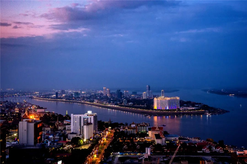 紫晶壹号：霓虹光影中的江景房，一座城市最迷醉的模样
