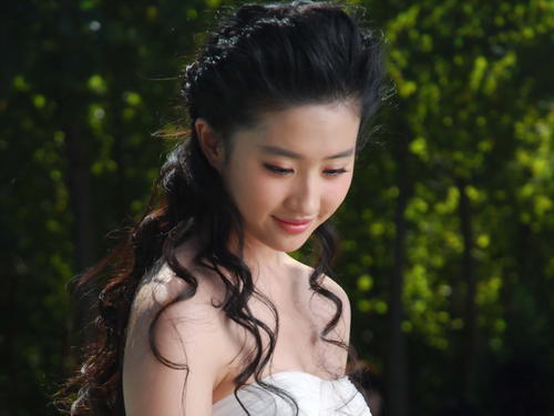 纠缠|被男子拉头发纠缠欧阳娜娜报平安 艺人真的需要保镖吗？