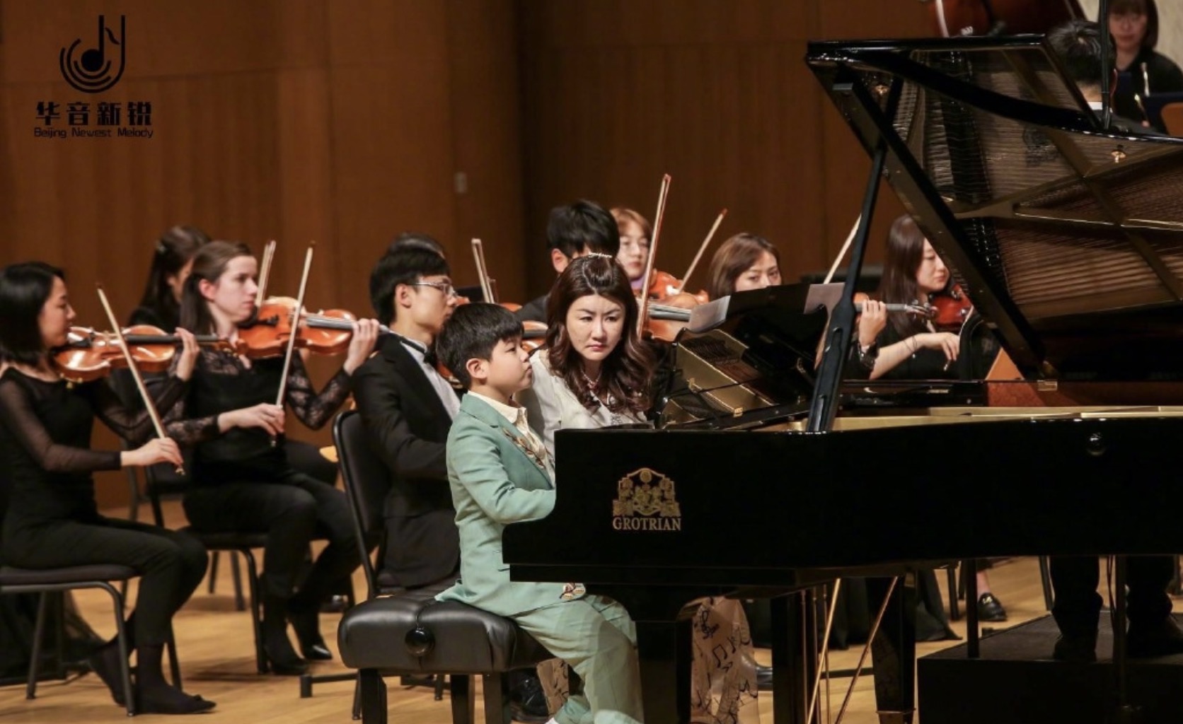 胡可曬兒子近照，安吉與甜馨同舞台彈鋼琴，一個獨奏一個需老師陪