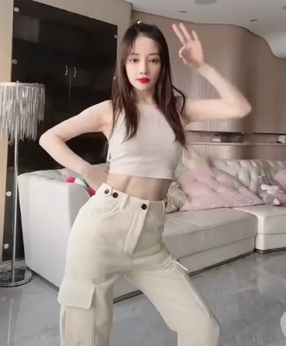 李小璐帶女兒逛商場！ 甜馨成功抓娃娃引歡呼，身邊無人圍觀顯淒涼