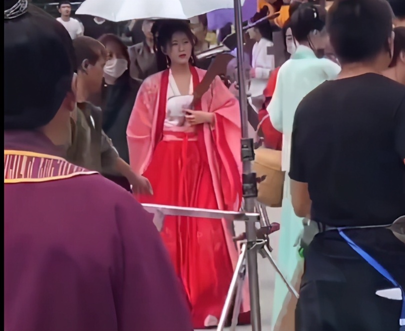 大热小花路透：鞠婧祎造型出彩但粉底厚，赵露思红绿搭配好霸气